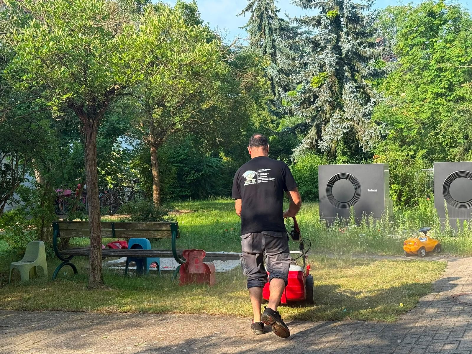 Gartenpflege mit professioneller Maschine